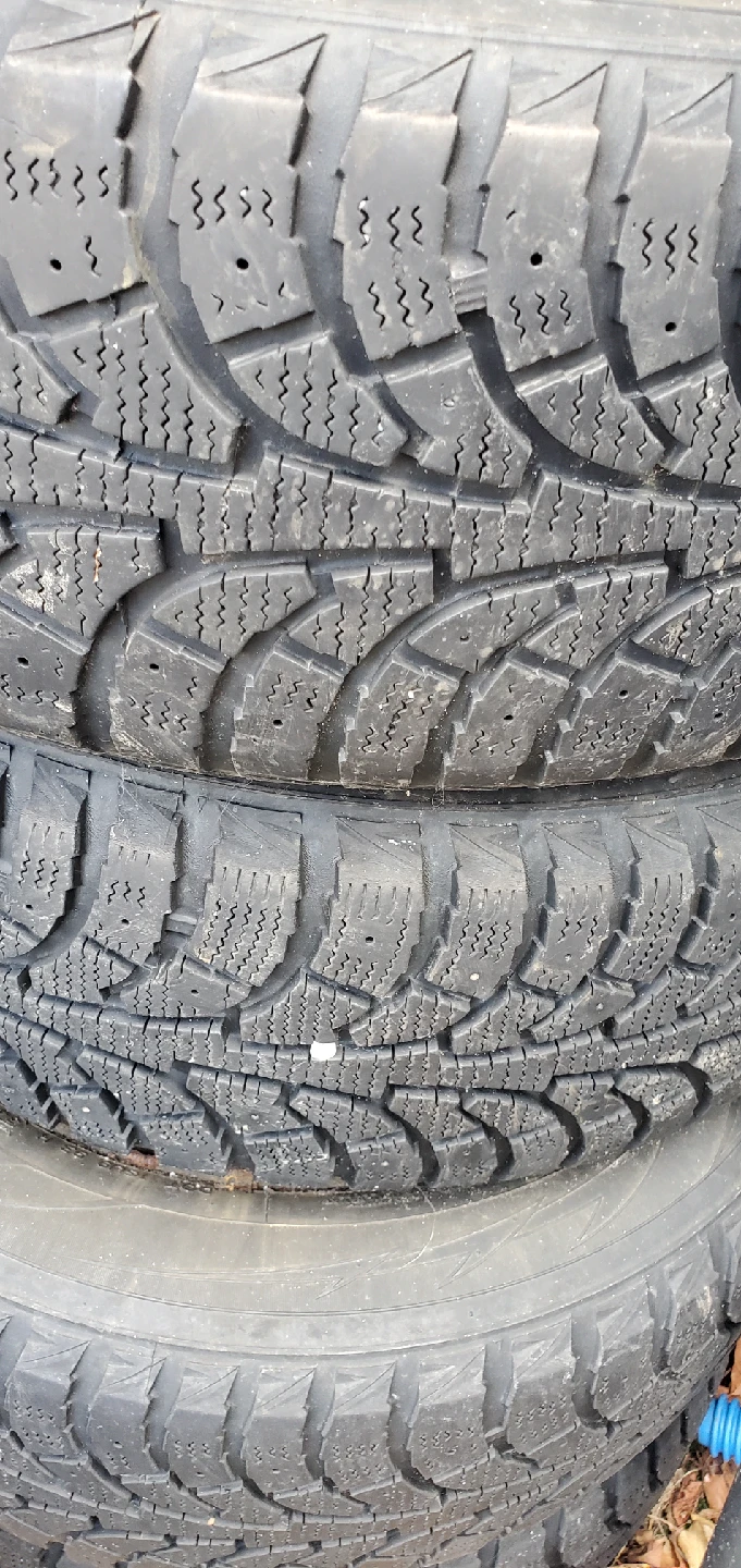 Set of 4 Winter Tires and Rims  215/60R16 95T