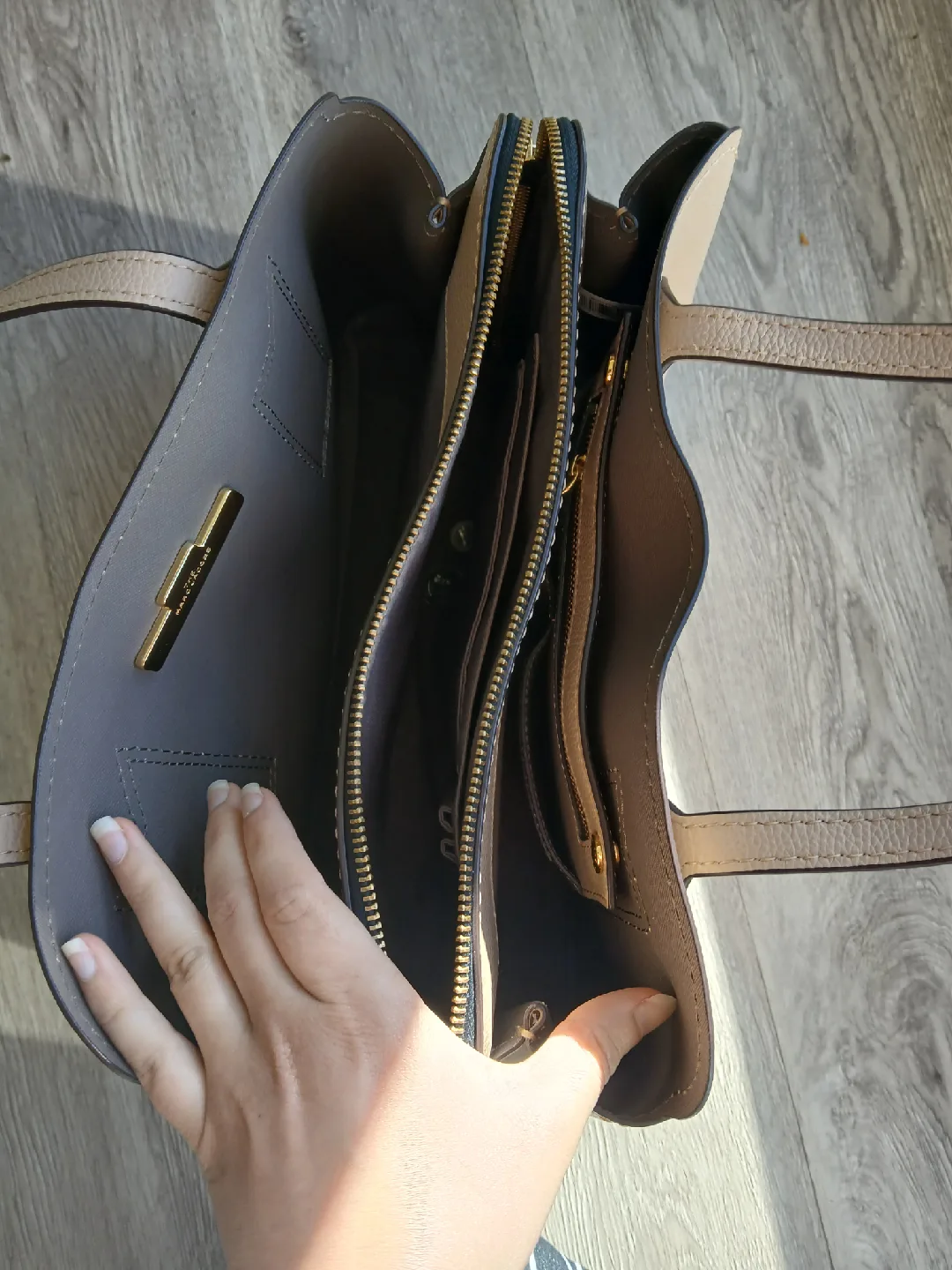 Marc Jacobs beige leather "the editor" tote bag image indicator(8)