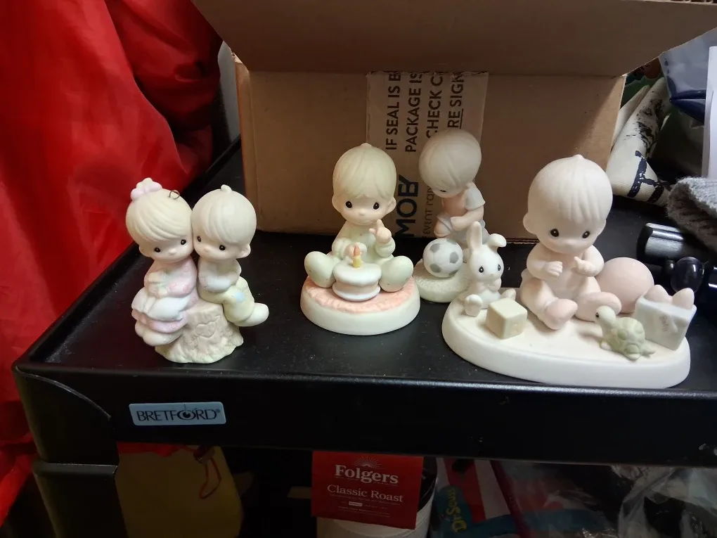 Precious Moments Figurines image indicator(2)
