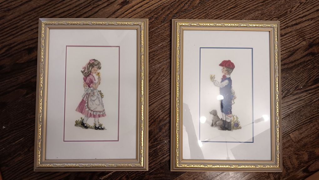 Free assorted items hangers and decor