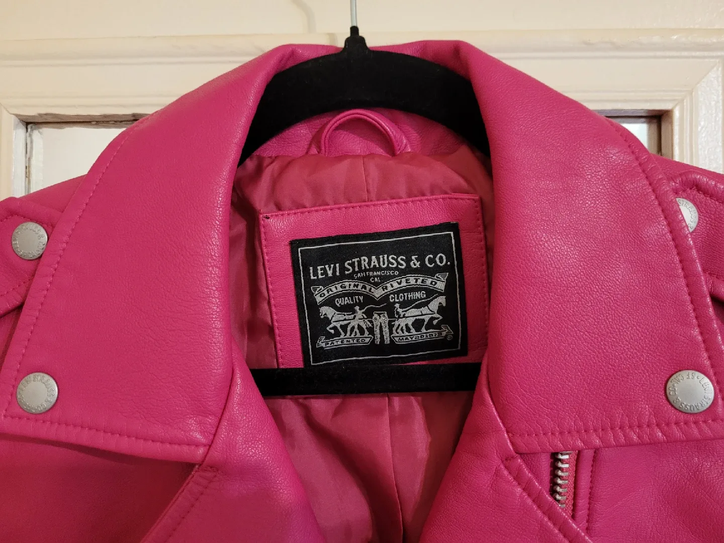 Levi's Pink Leather Jacket - Size M image indicator(3)