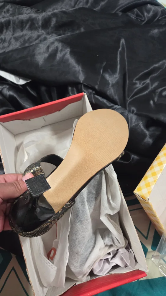 Stepmov Black & Gold Heels - Size 39 image indicator(3)