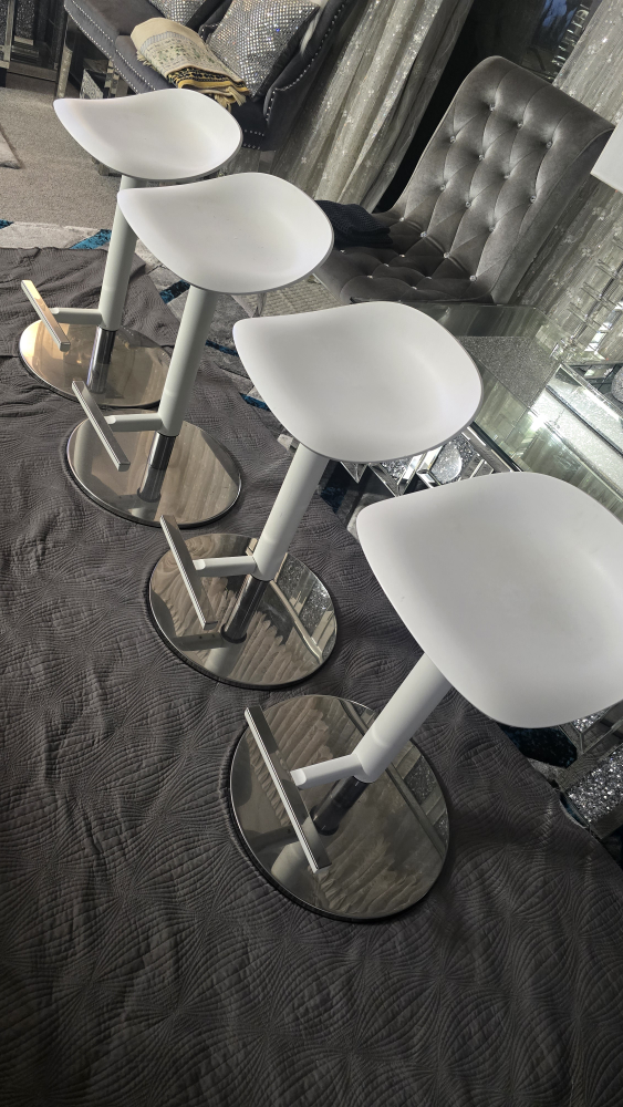Set of 4 White Bar Stools - photo 4