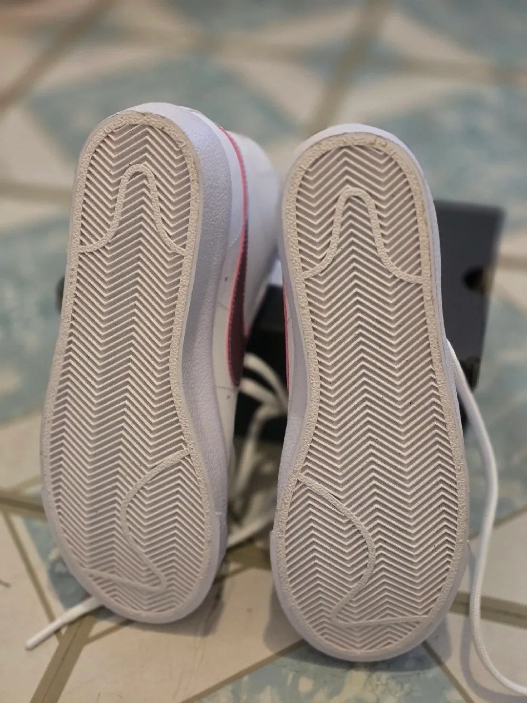 Nike Blazer Mid '77 White/Pink Size 5.5Y image indicator(2)