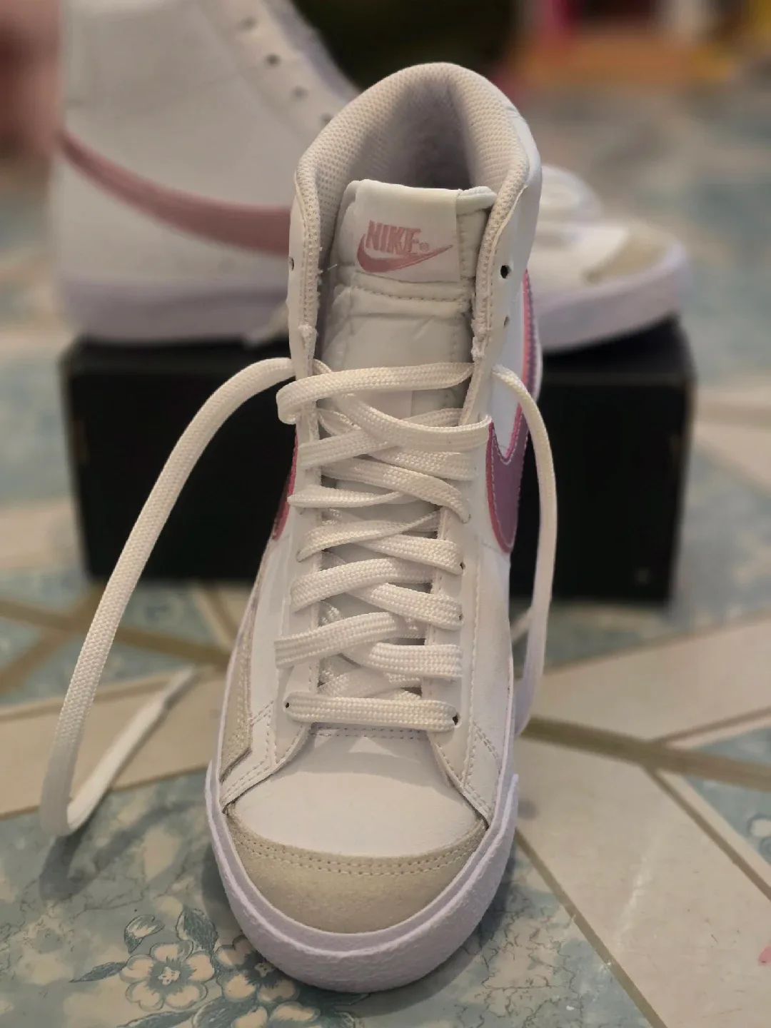 Nike Blazer Mid '77 White/Pink Size 5.5Y image indicator(3)