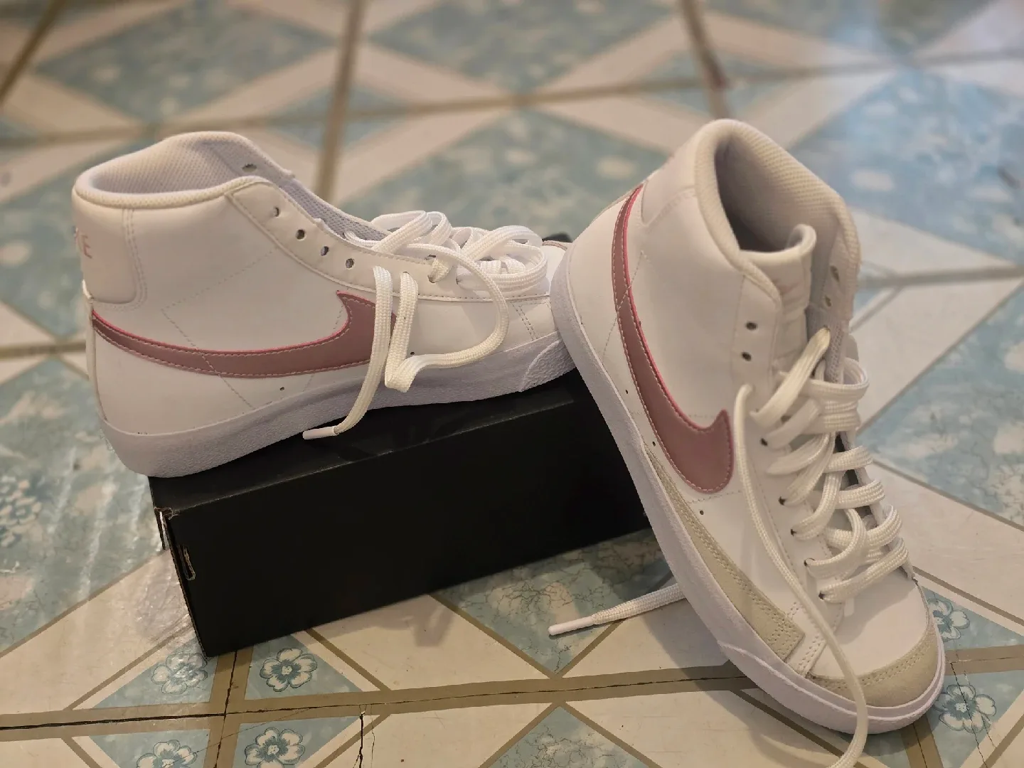 Nike Blazer Mid '77 White/Pink Size 5.5Y image indicator(4)