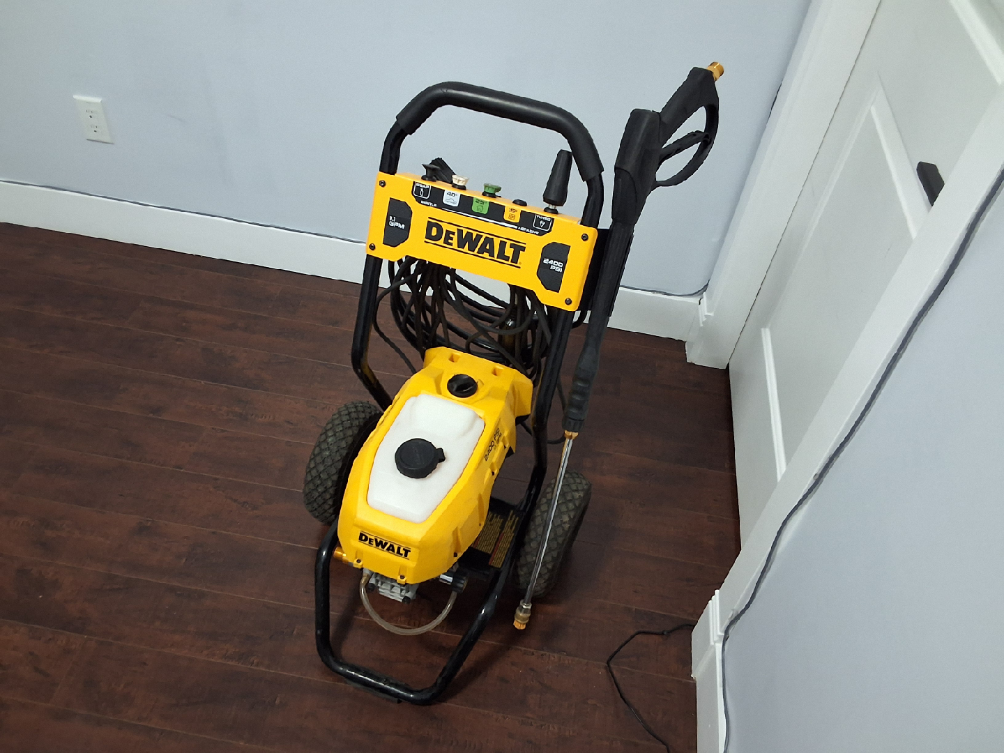DeWalt 2400 PSI Electric Cold Water Pressure Washer - photo 3