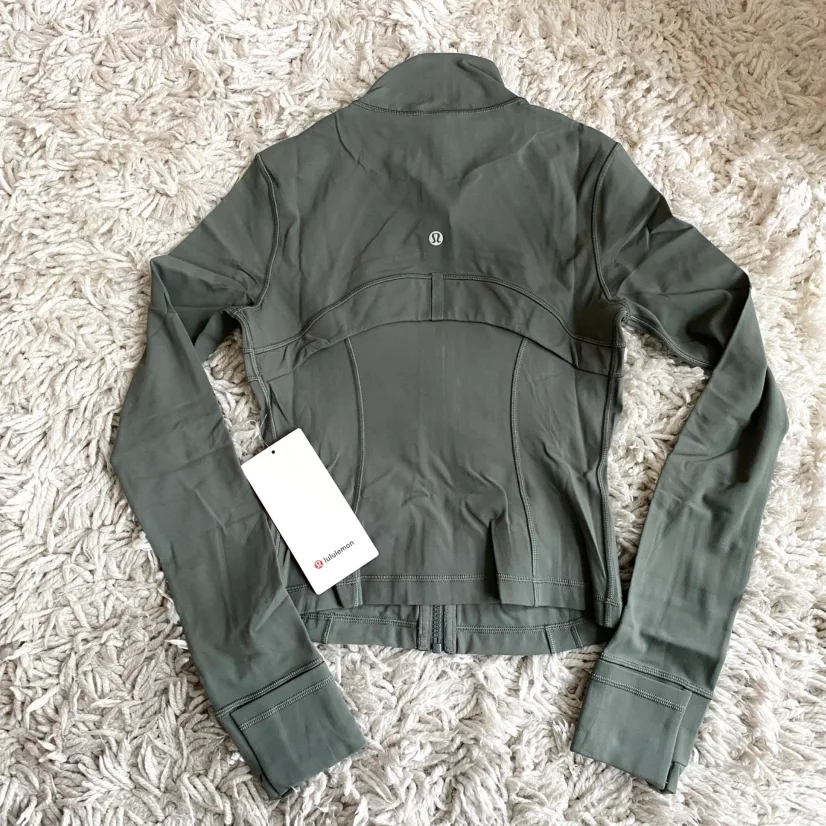 NWT Lululemon Defined Cropped Jacket - Size 4, Palm Deco image indicator(6)