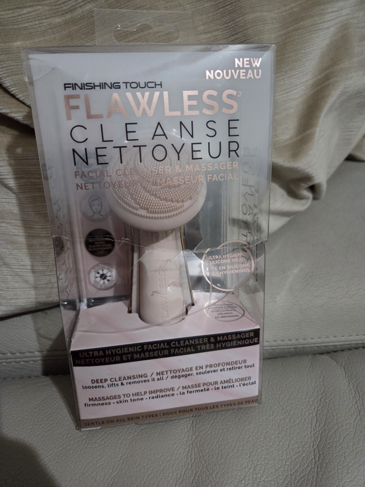 New Finishing Touch Flawless Cleanse Facial Cleanser