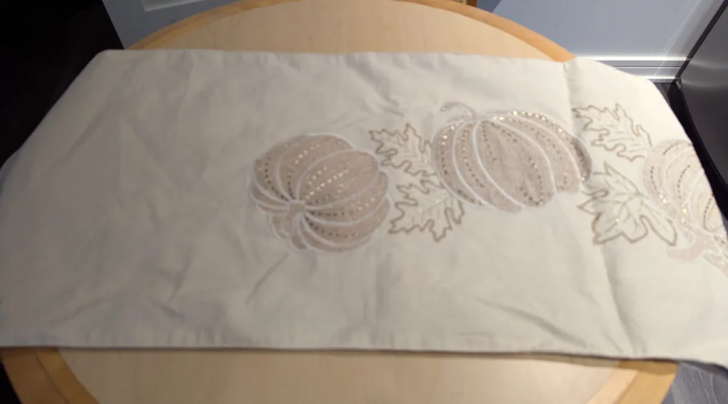 2 fall-themed table runners image indicator(2)