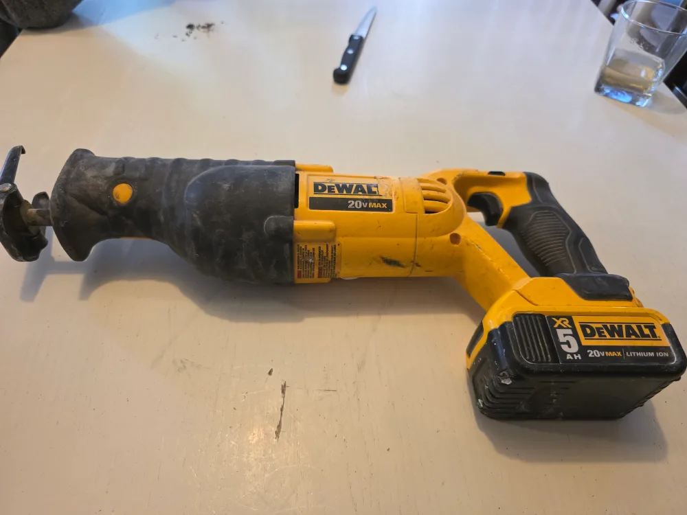 DeWalt DCS380 Variable Speed Reciprocating Saw image indicator(2)