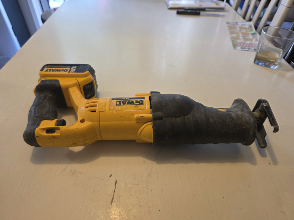 DeWalt DCS380 Variable Speed Reciprocating Saw - photo 4