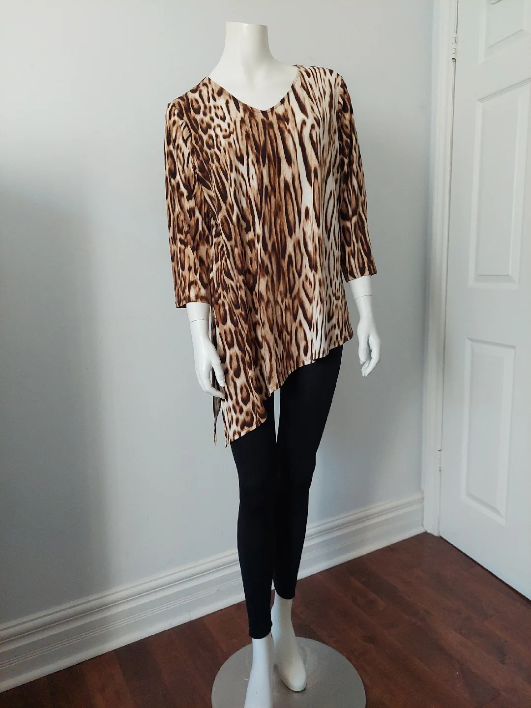 EASYWEAR by Chico's Animal Print Top - Size 2 image indicator(7)