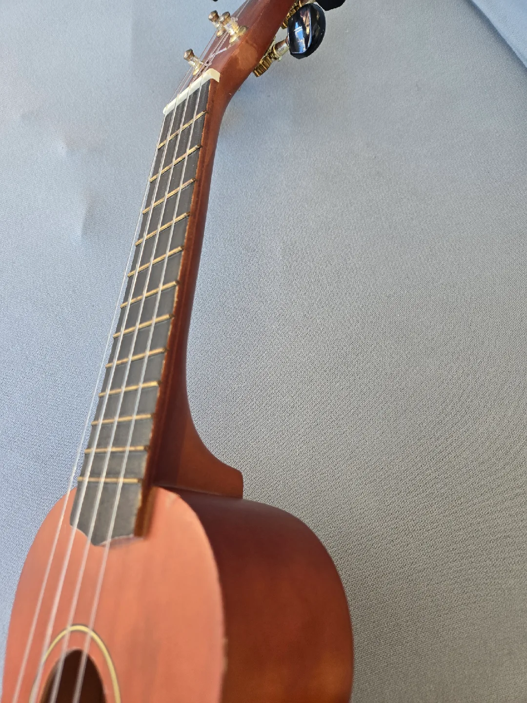 Mahalo real wood ukelele with tuner. image indicator(5)