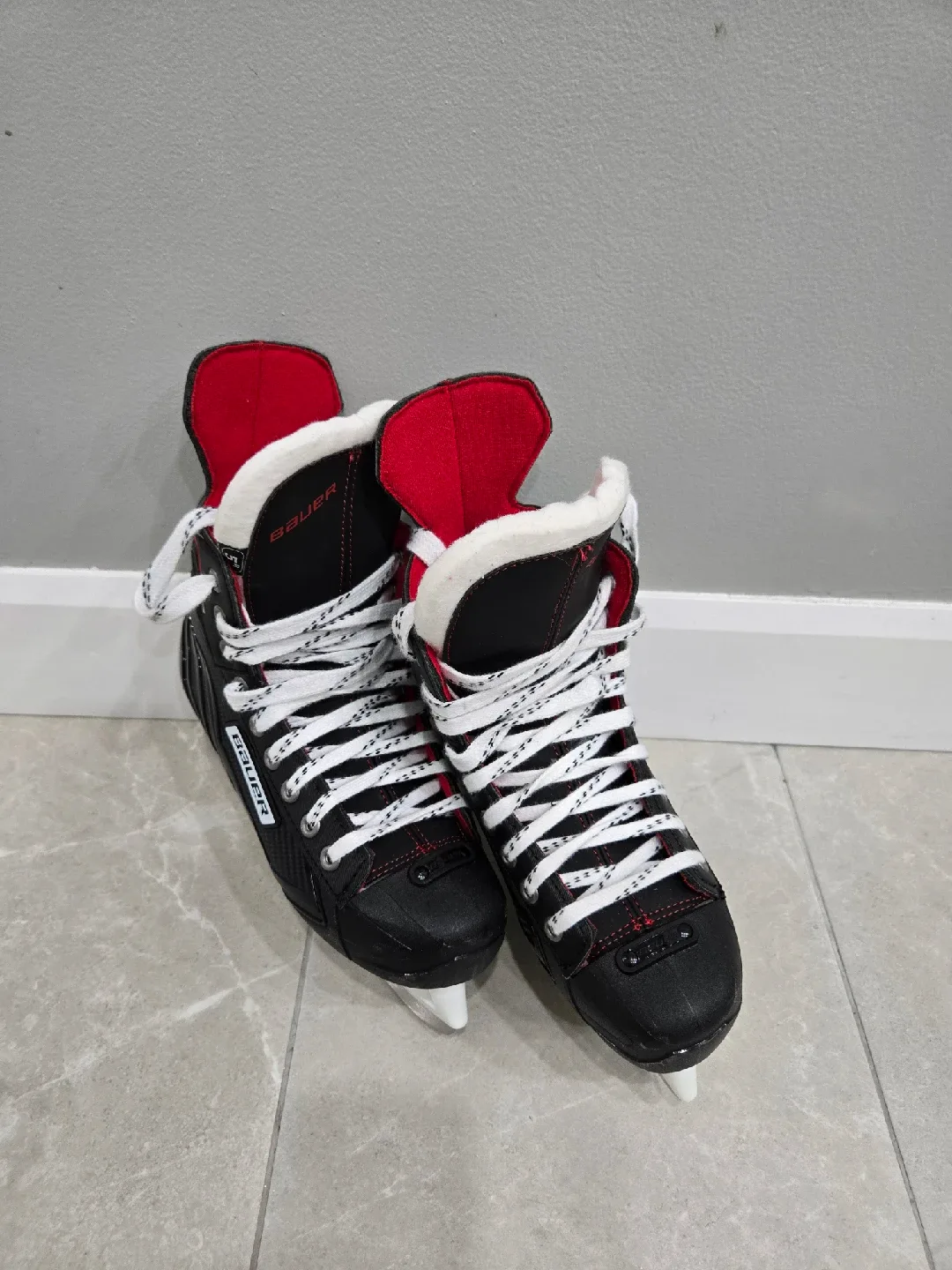 Bauer Vapor Hockey Skates - Boy's Size 5R image indicator(2)