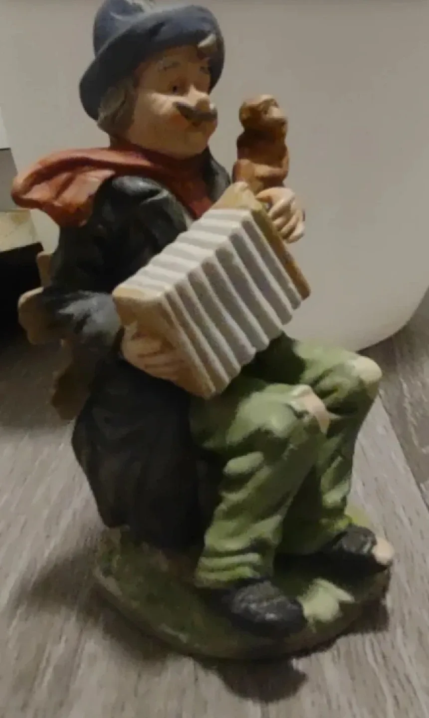 Vintage Accordion Player Figurine image indicator(2)