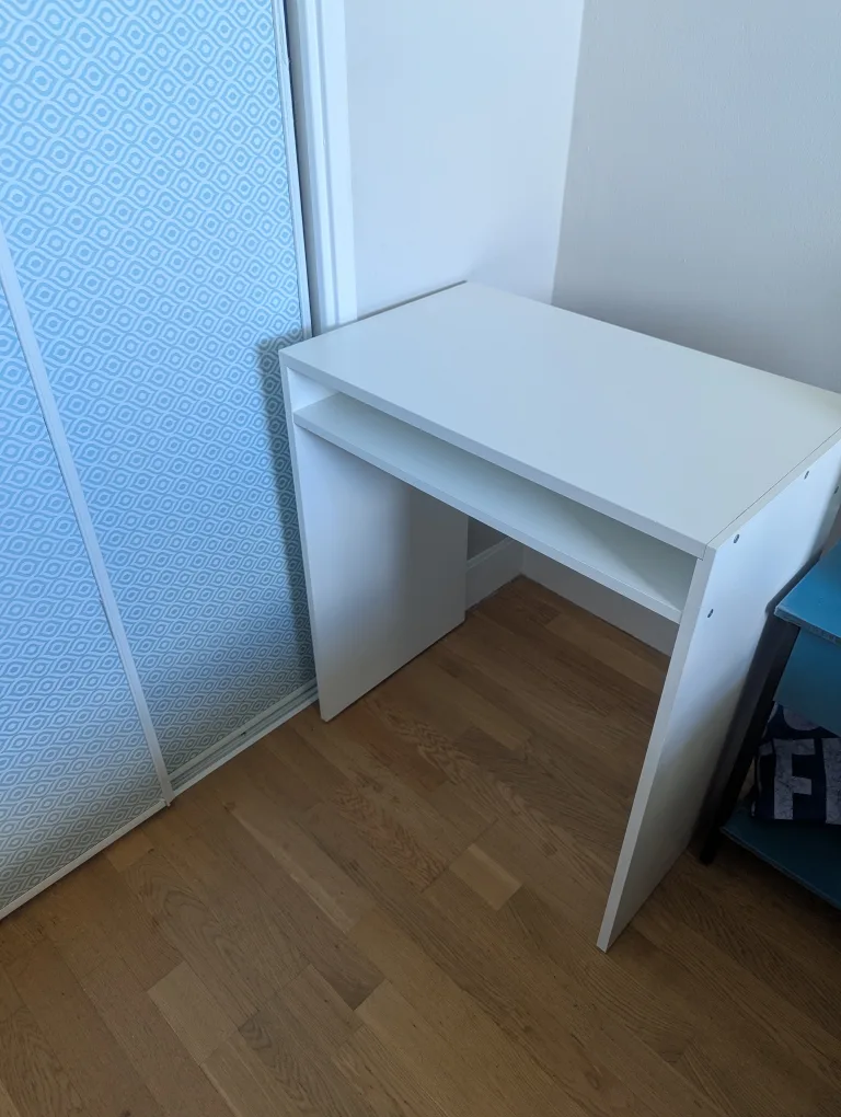 White Desk 📝🖊️💡