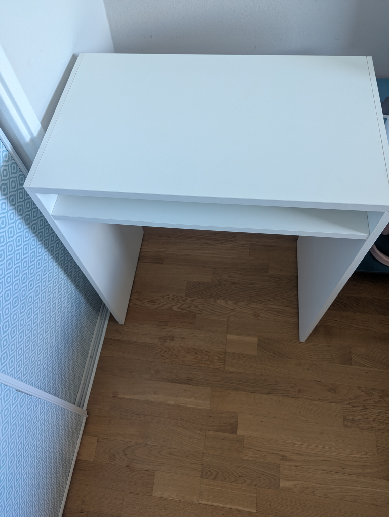 White Desk 📝🖊️💡 - photo 2