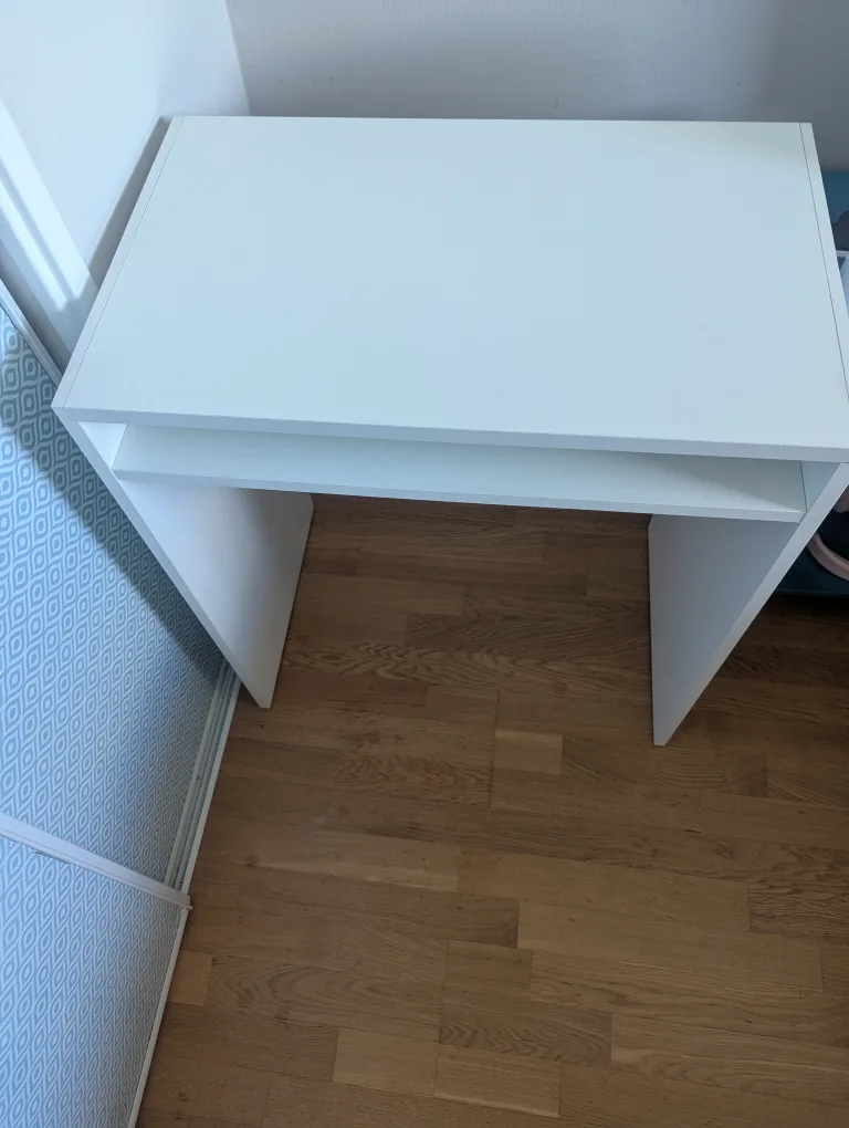 White Desk 📝🖊️💡 image indicator(2)