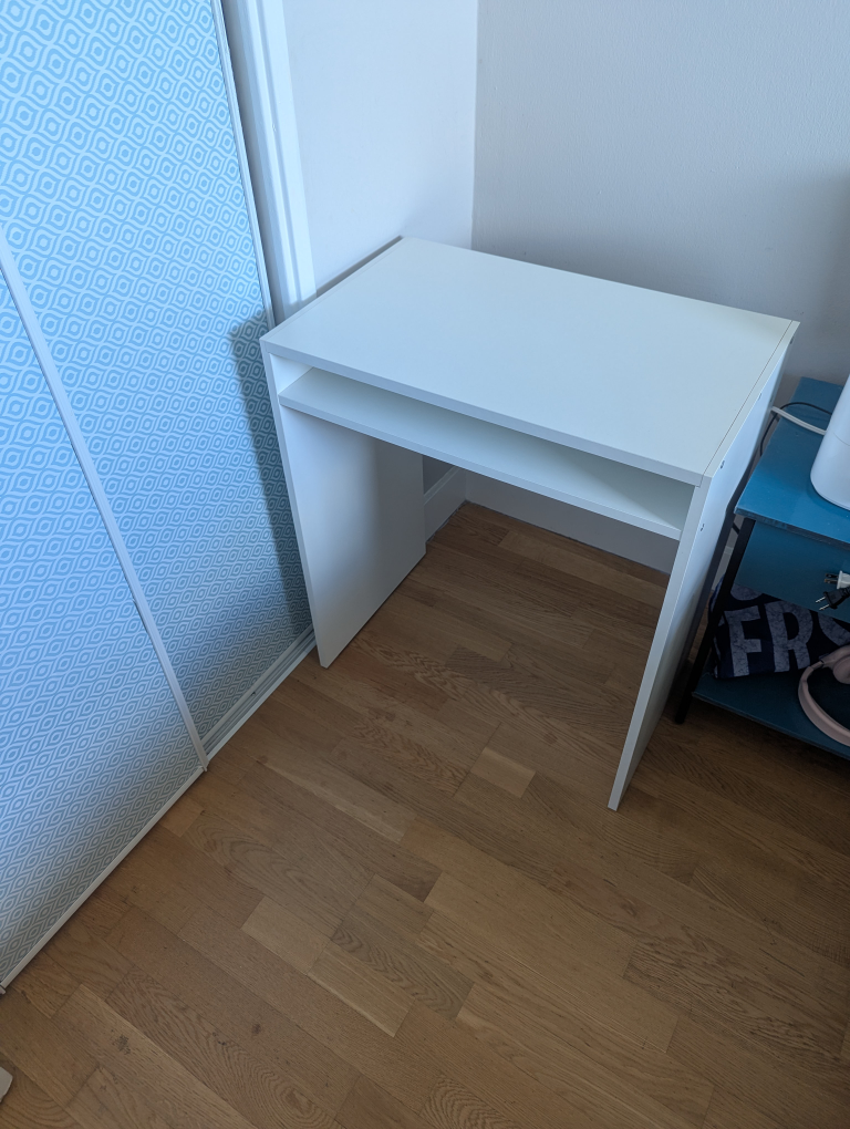 White Desk 📝🖊️💡 - photo 3