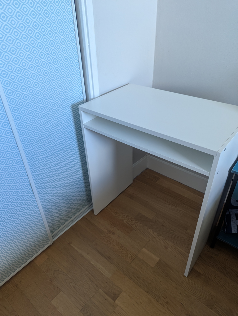 White Desk 📝🖊️💡 - photo 4