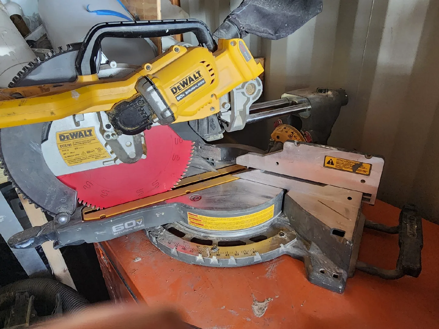 Dewalt DCS781 60V MAX 12" Cordless Miter Saw image indicator(2)