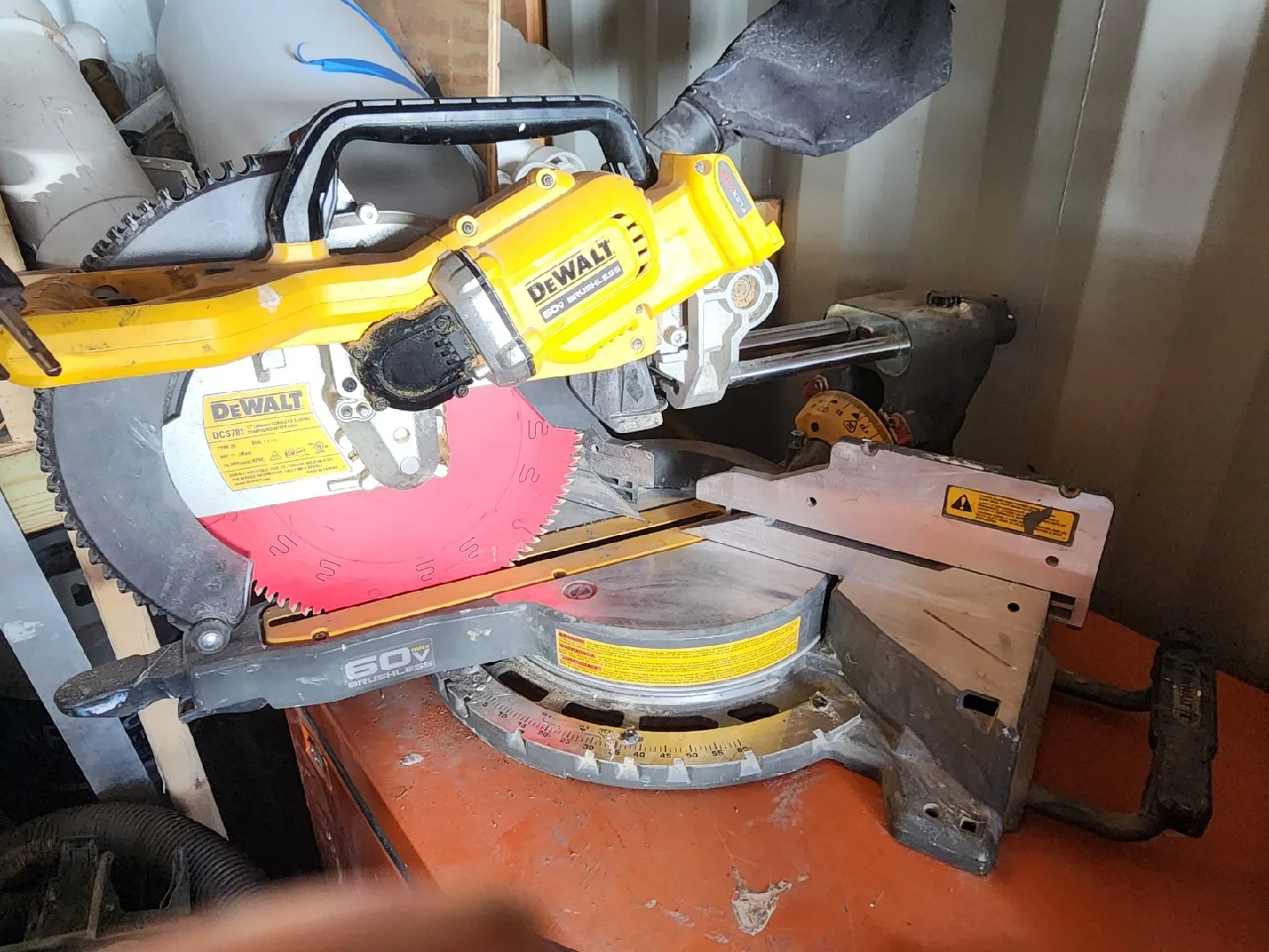 Dewalt DCS781 60V MAX 12" Cordless Miter Saw image indicator(3)