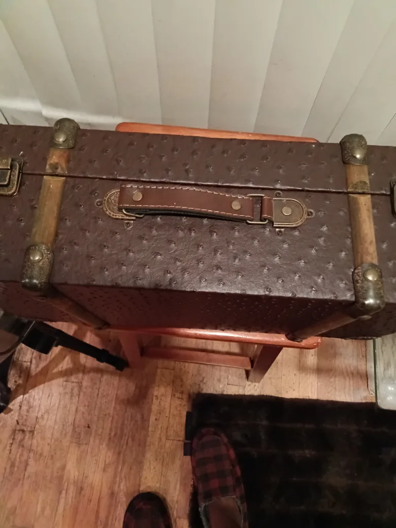 Vintage Brown Decorative Suitcase image indicator(3)