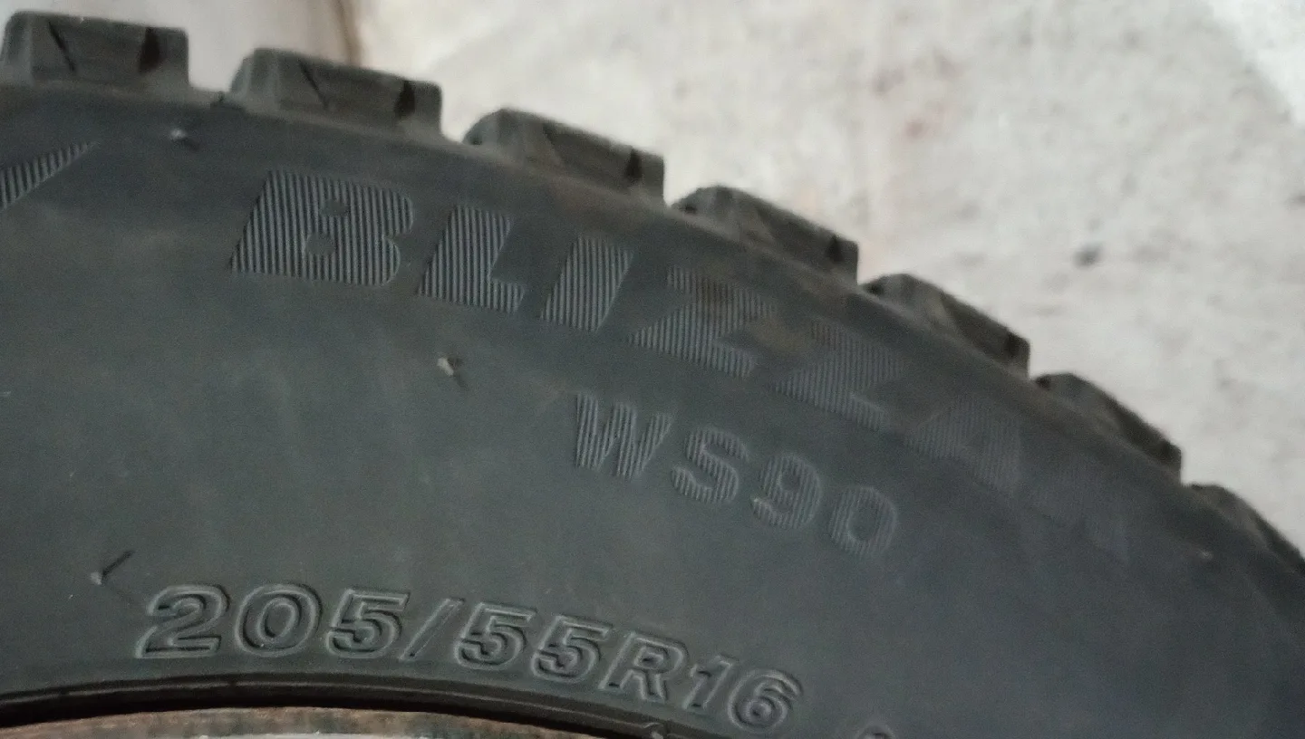 Bridgestone Blizzak WS90 Winter Tire - 205/55R16 image indicator(2)