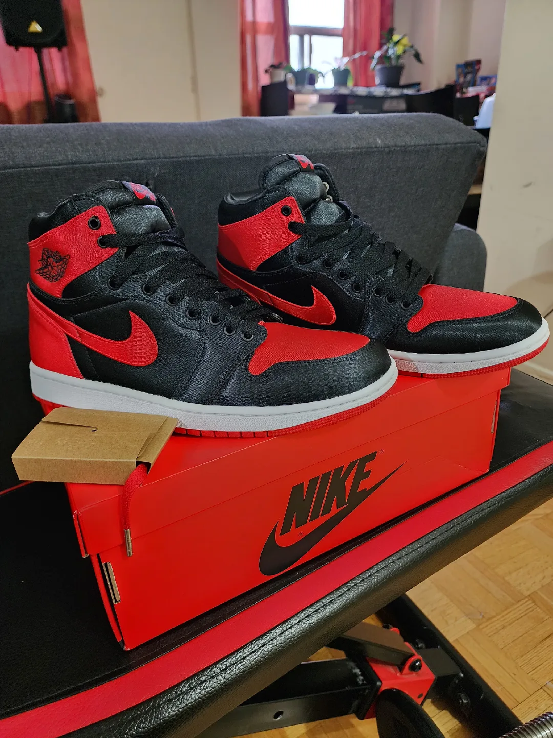 Nike Air Jordan 1 Retro High OG Satin bred image indicator(2)