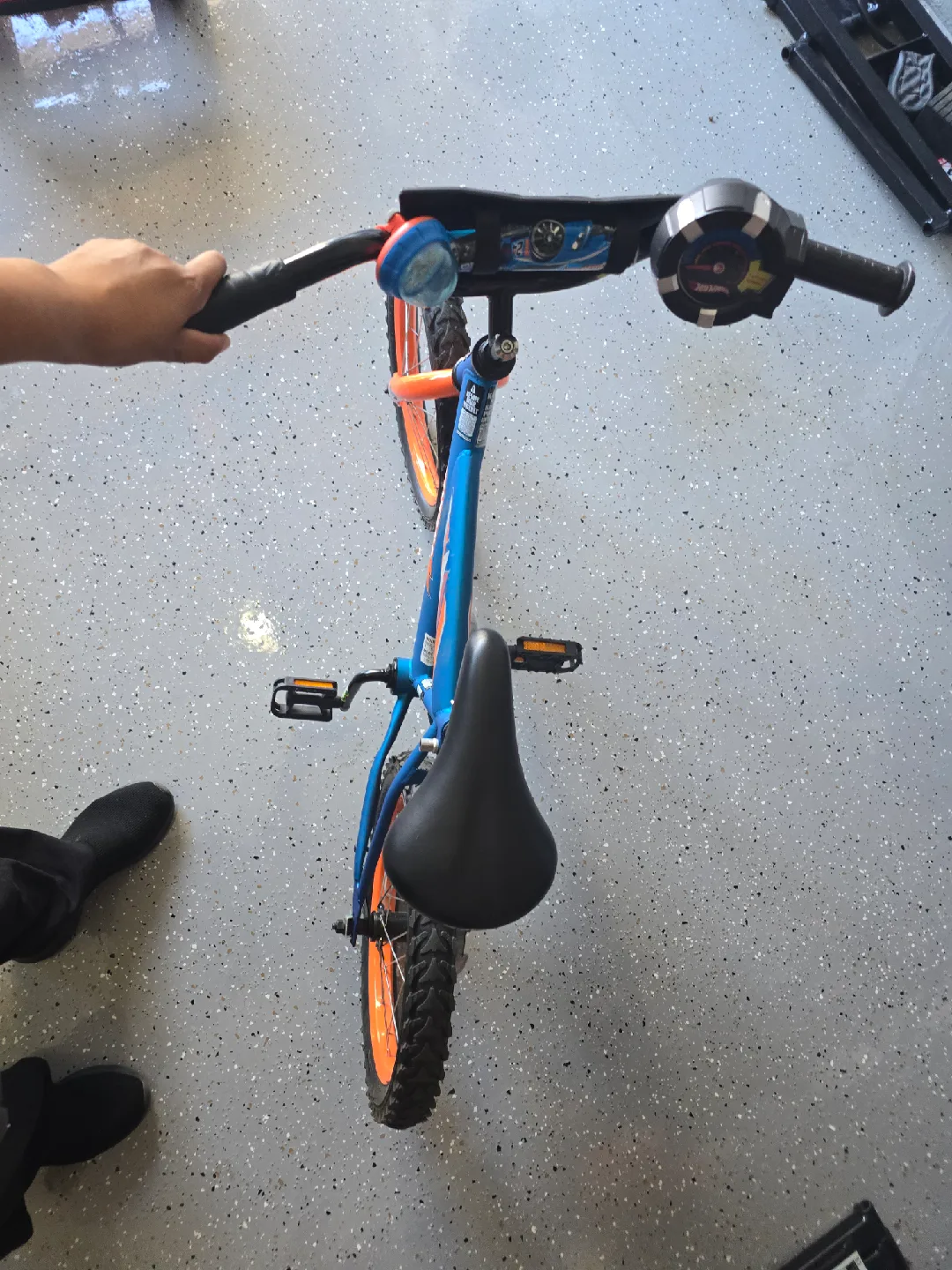 Hot Wheels 16-inch Kids' Bike - Blue & Orange image indicator(3)