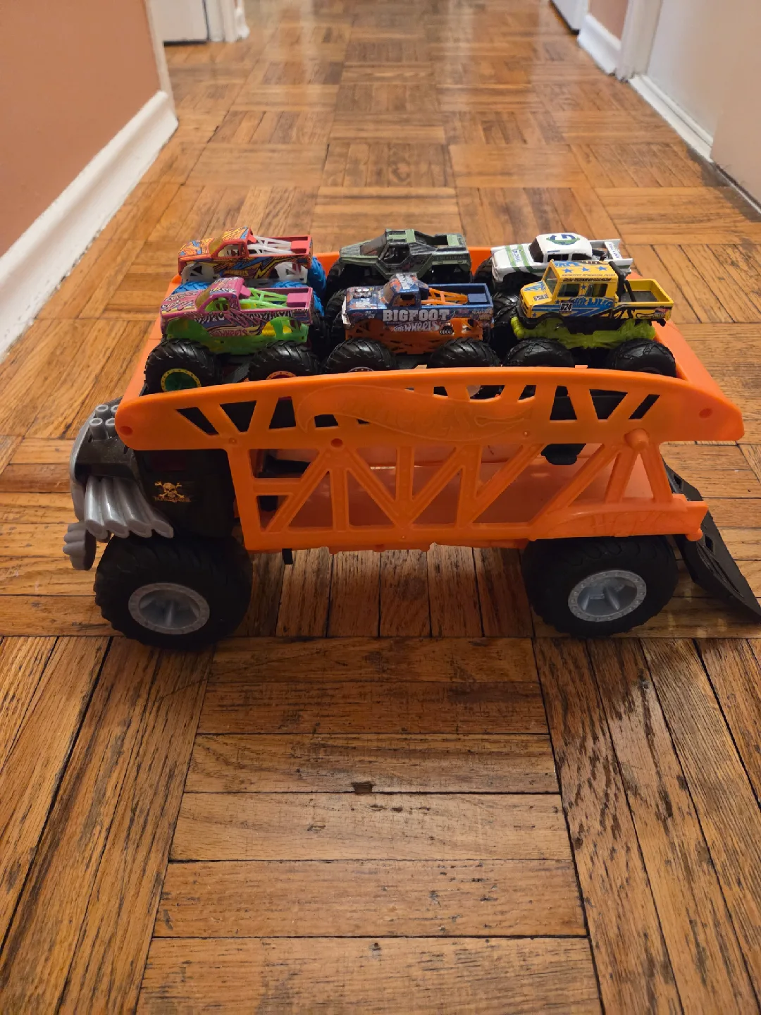 Hot Wheels Monster Truck Carrier with 10 Trucks image indicator(3)