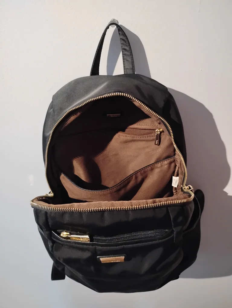 (Like New) Women's small backpack image indicator(4)