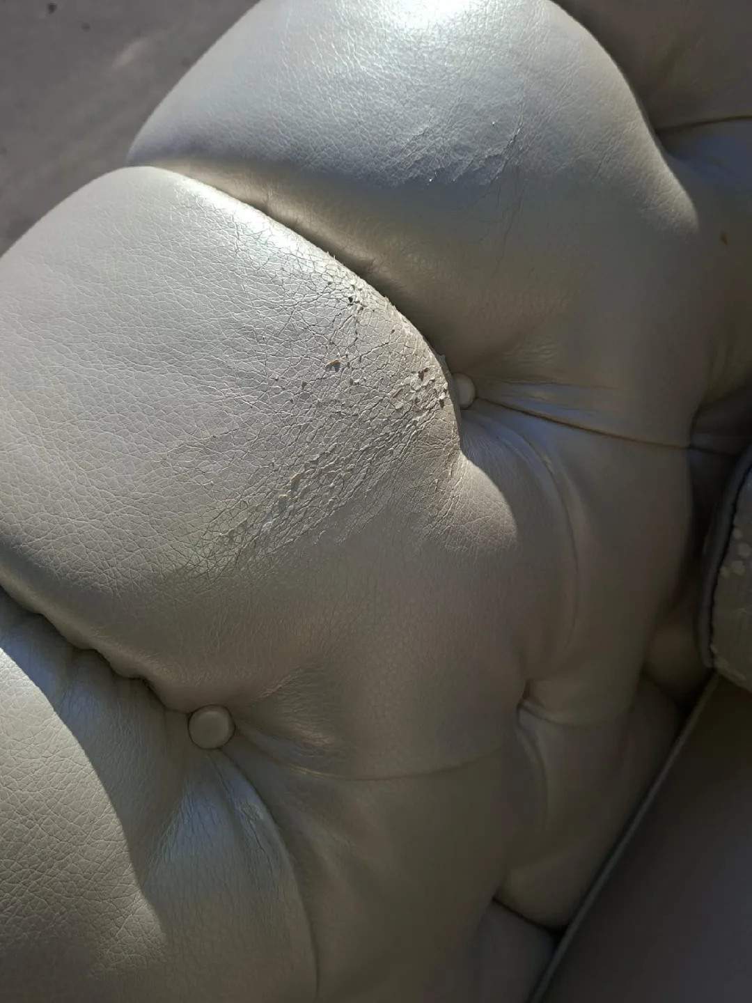 Cream Tufted Chesterfield Sofa real leather image indicator(5)