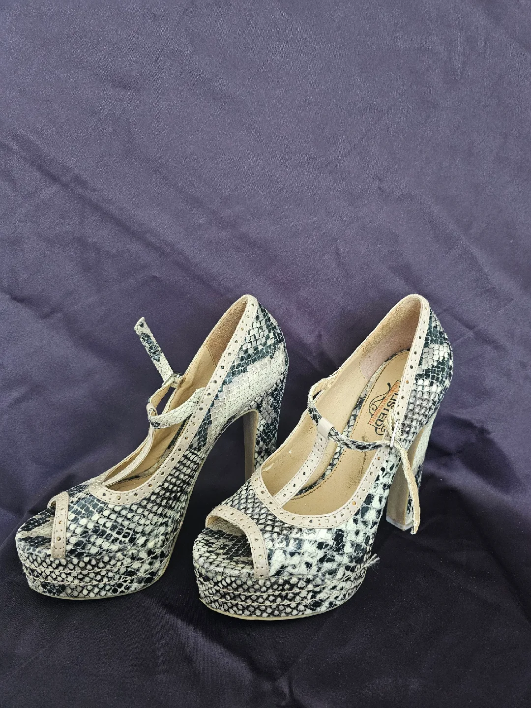 USED - Kenneth Cole Unlisted Snakeskin Heels - Size 6 image indicator(2)