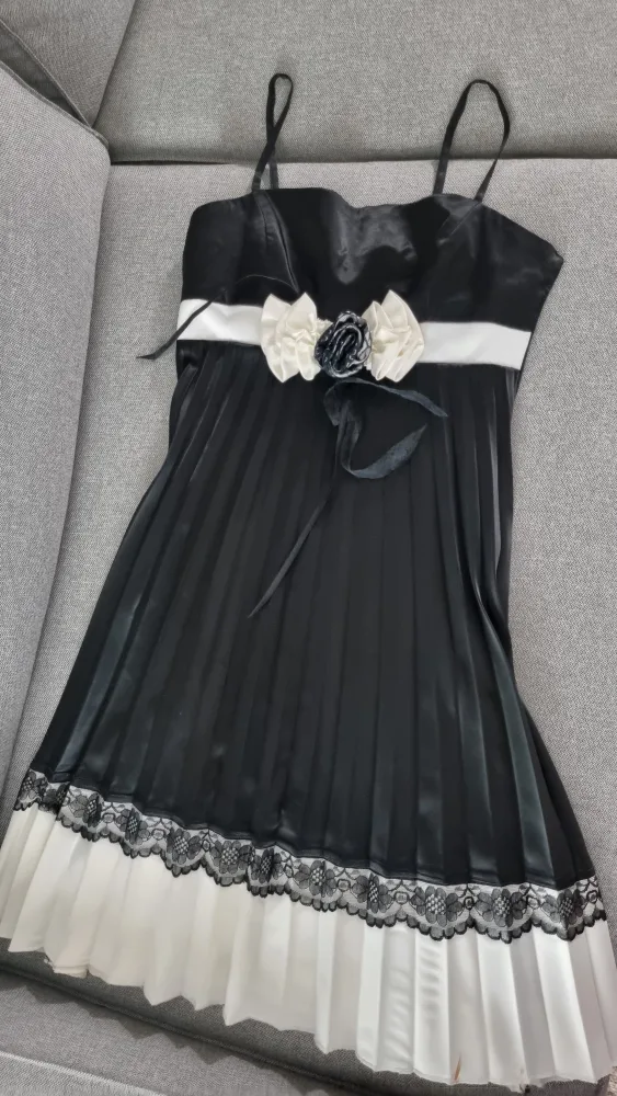 Black & White Dress image indicator(2)
