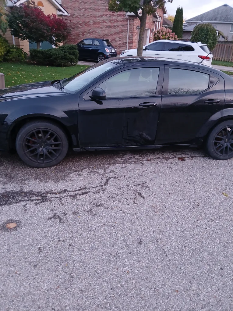 Dodge Avenger - Black Sedan image indicator(2)