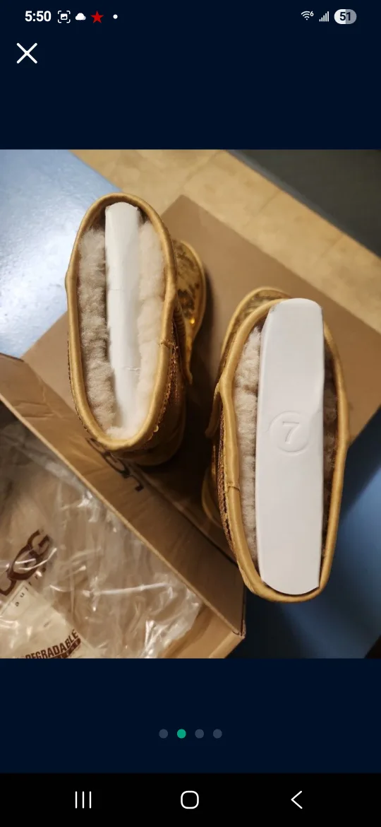 UGG W Classic Short Sparkles Boots - Size 7 image indicator(2)