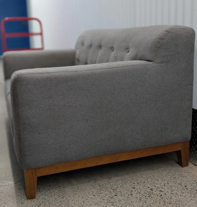 Structube loveseat image indicator(3)