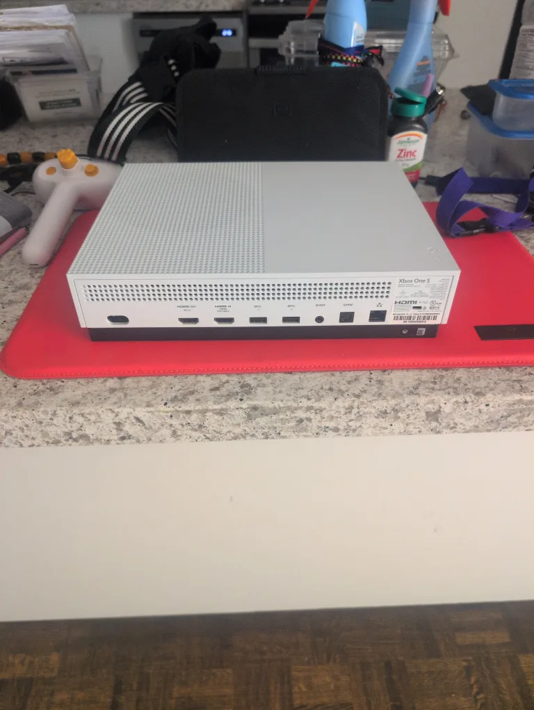 Xbox One S Console - White image indicator(2)