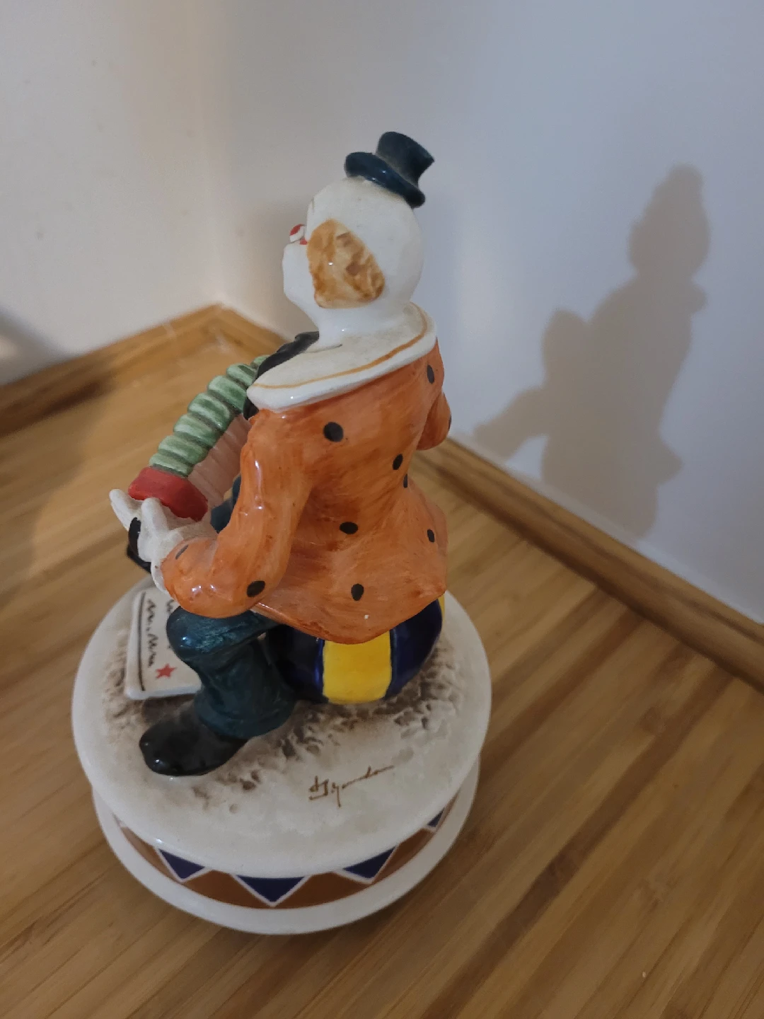 Clown with Accordion Figurine - photo 3