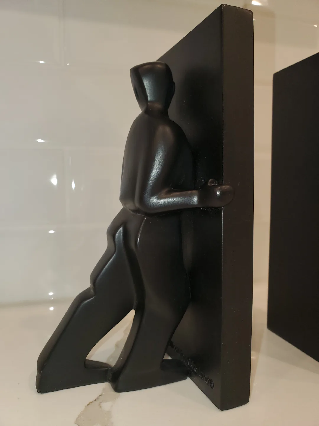 Chris Collicott Kikkerland Leaning men Bookends set of 2 image indicator(7)