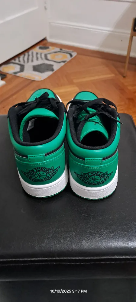 Air Jordan 1 Low Lucky Green Size 9.5 image indicator(2)