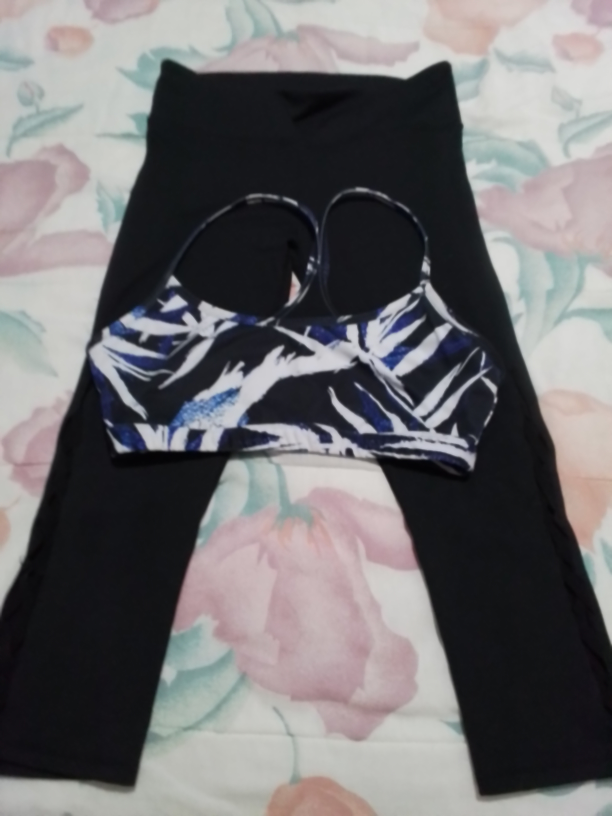 Womens Athletic Set: Leggings & top size small