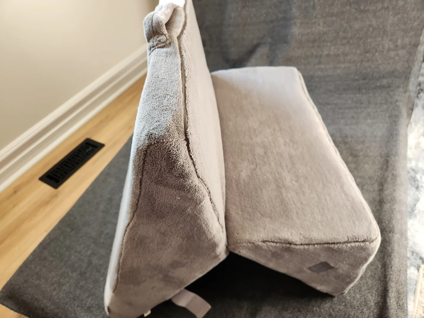 Brookstone n-a-p 4-in-1 Bed Wedge Pillow image indicator(3)