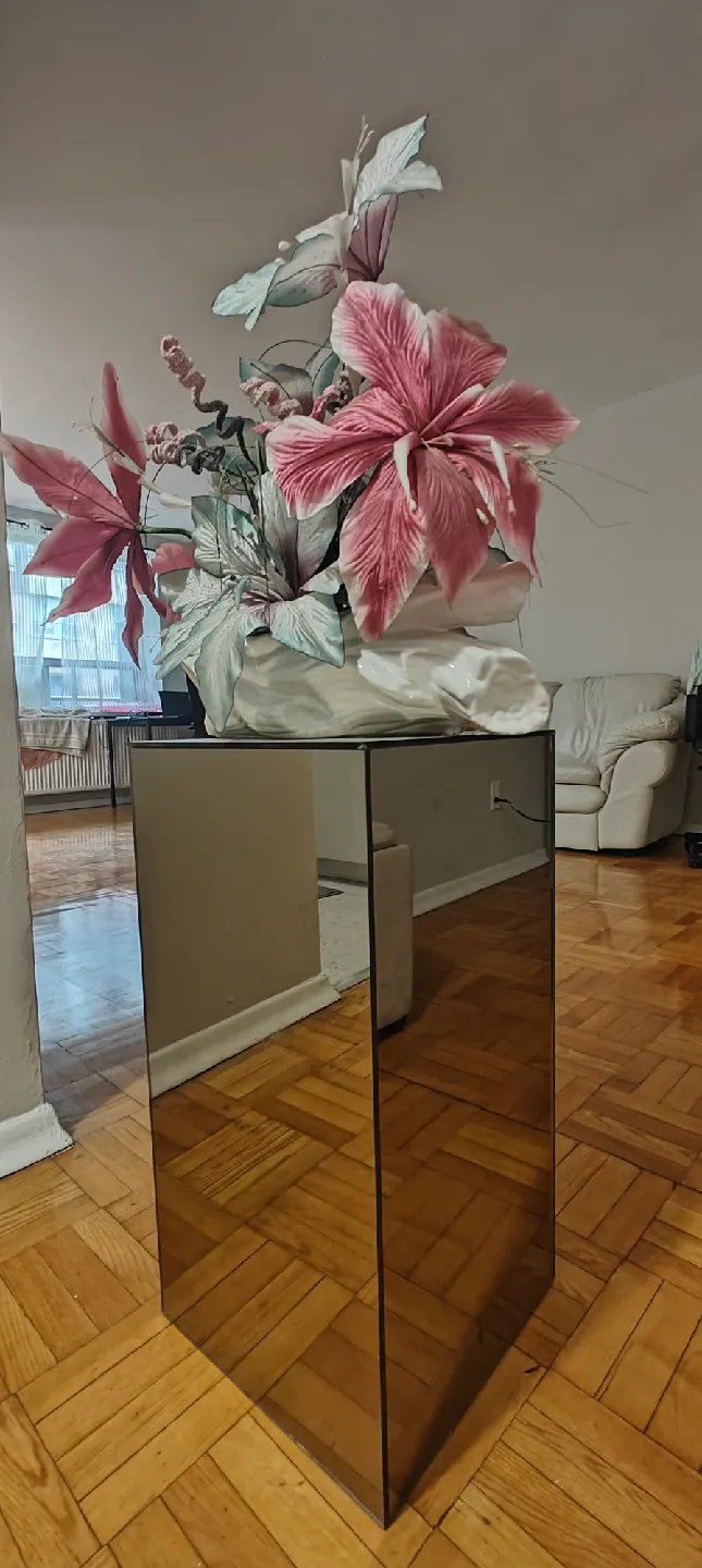 Mirror Pedestal Display Table with flowervase image indicator(4)
