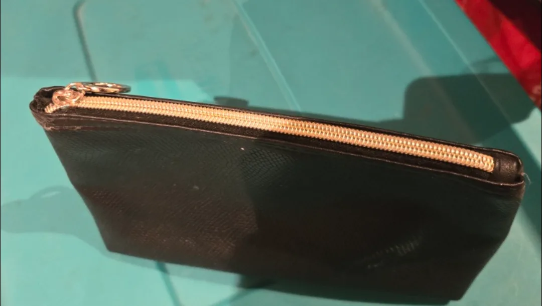 Elegant Black Cosmetic Pouch image indicator(2)