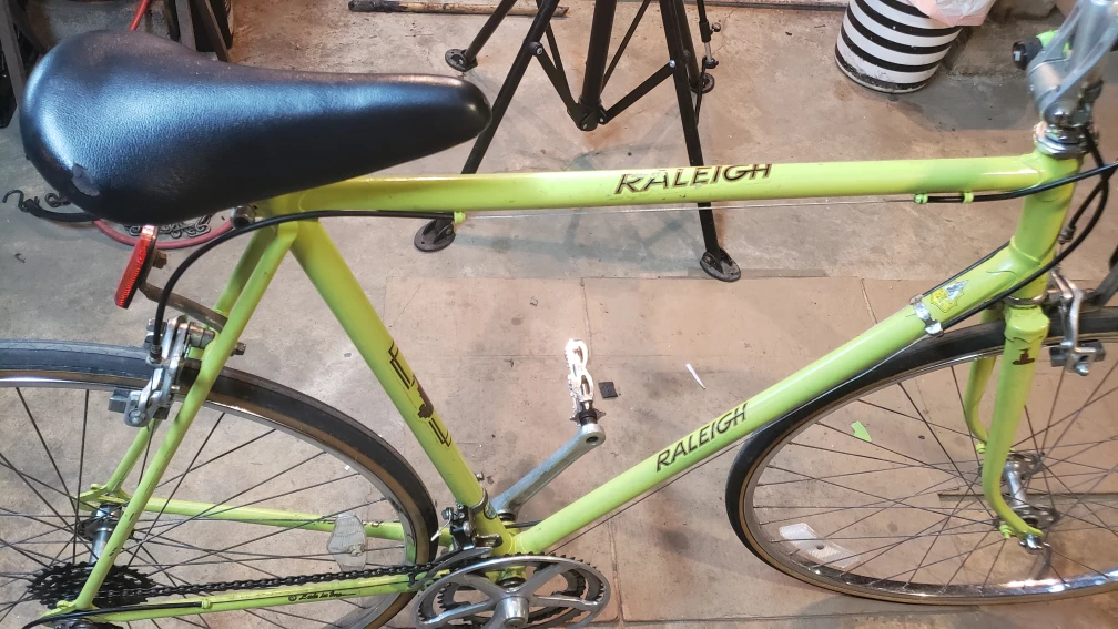 green blk Raleigh road bike - photo 2