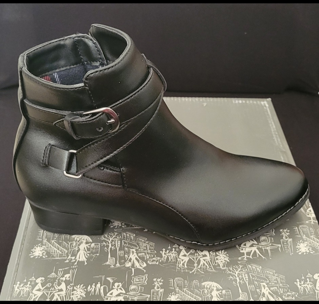 Naturalizer Women's Black Ankle Boots
