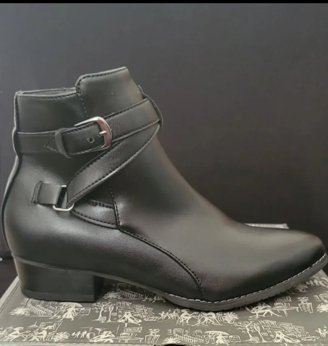 Naturalizer Women's Black Ankle Boots image indicator(3)